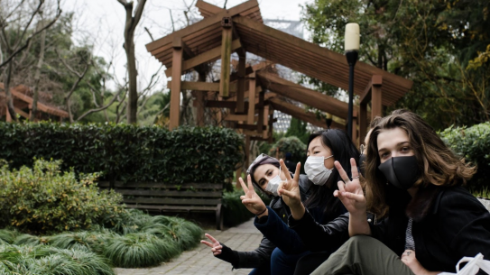 SUE students wearing masks in Shanghai garden