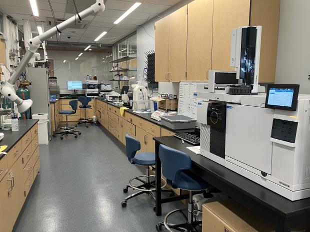 CUE Environmental Chemistry Lab photo with equipments