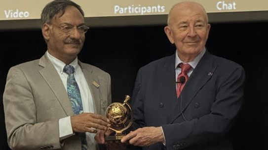 Alum Erol Gelenbe winning an award