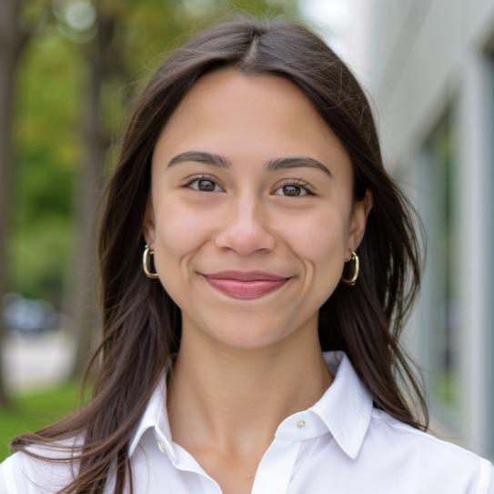 Headshot of Mia Andreu